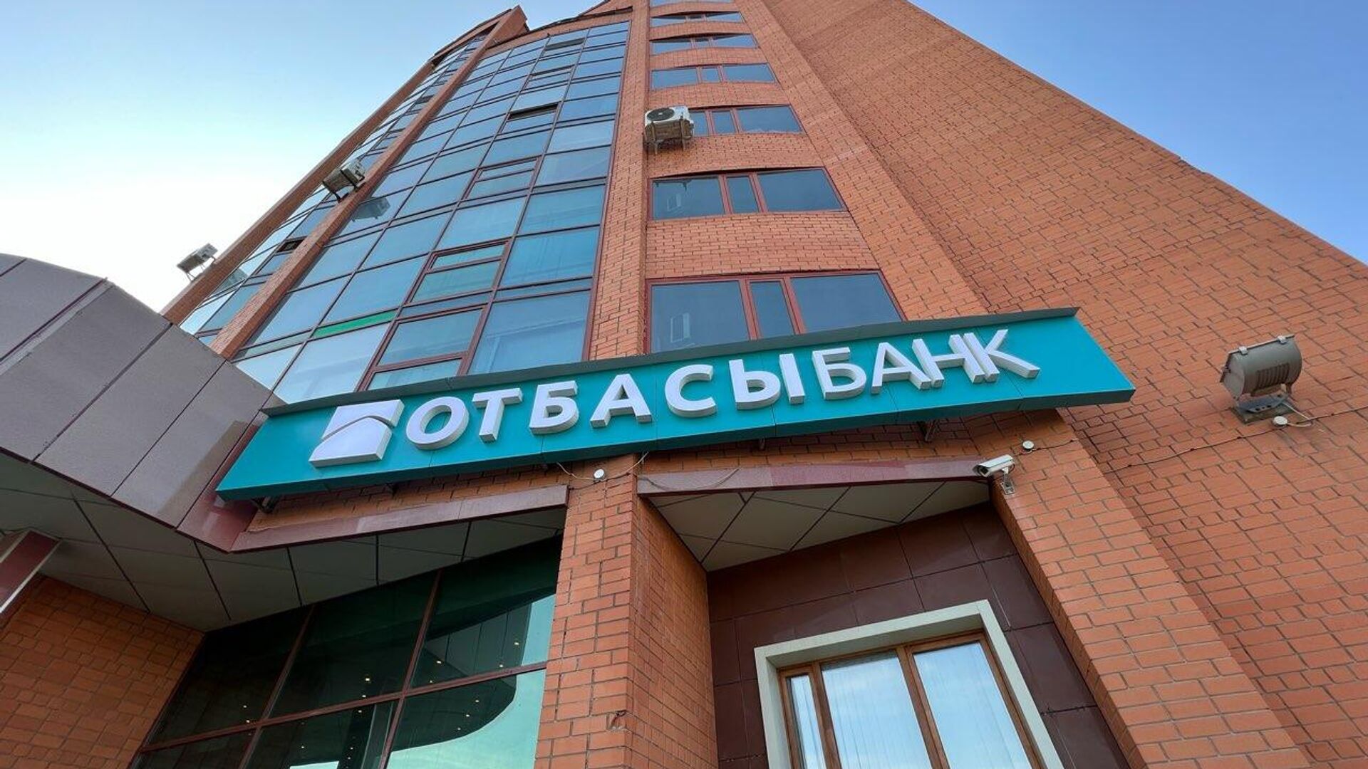 Обвинения в поборах и коррупции: скандальное видеообращение экс-сотрудника "Отбасы банка"