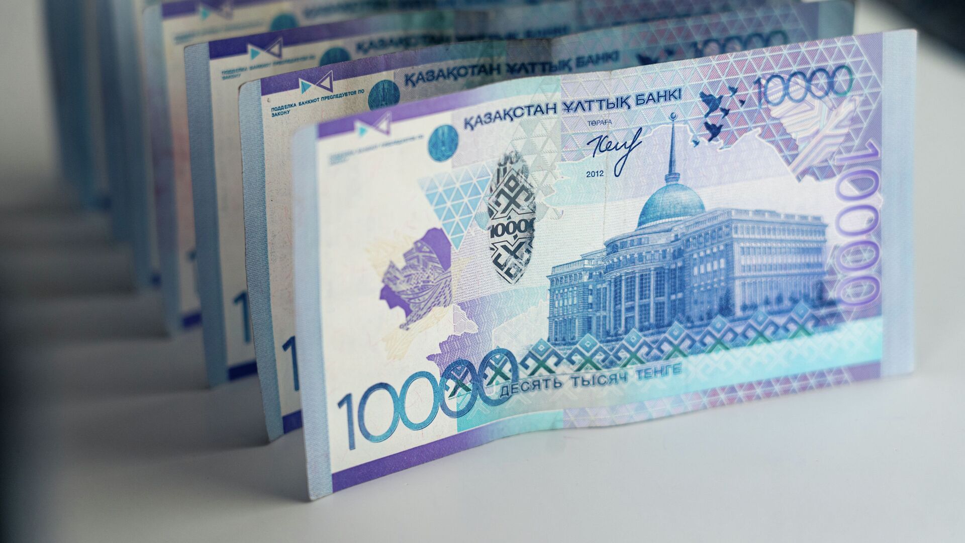 Сможете ли вы прожить на 100 тыс. тенге в месяц в Казахстане?