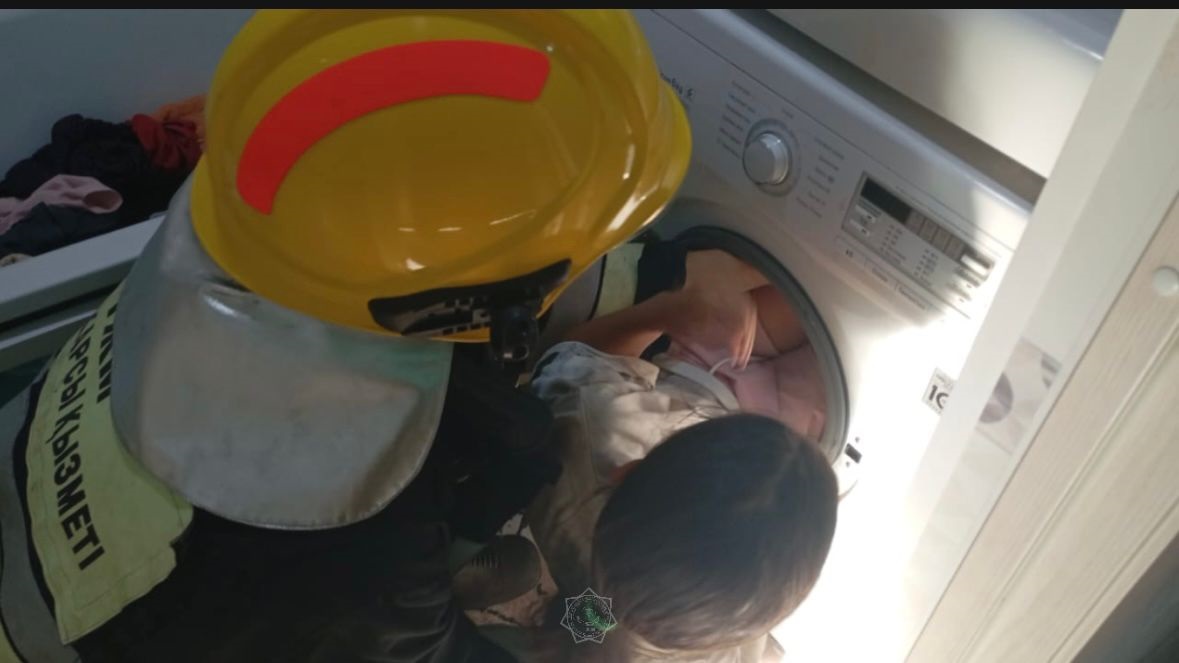 Застрявшей в стиральной машине девочке понадобилась помощь спасателей