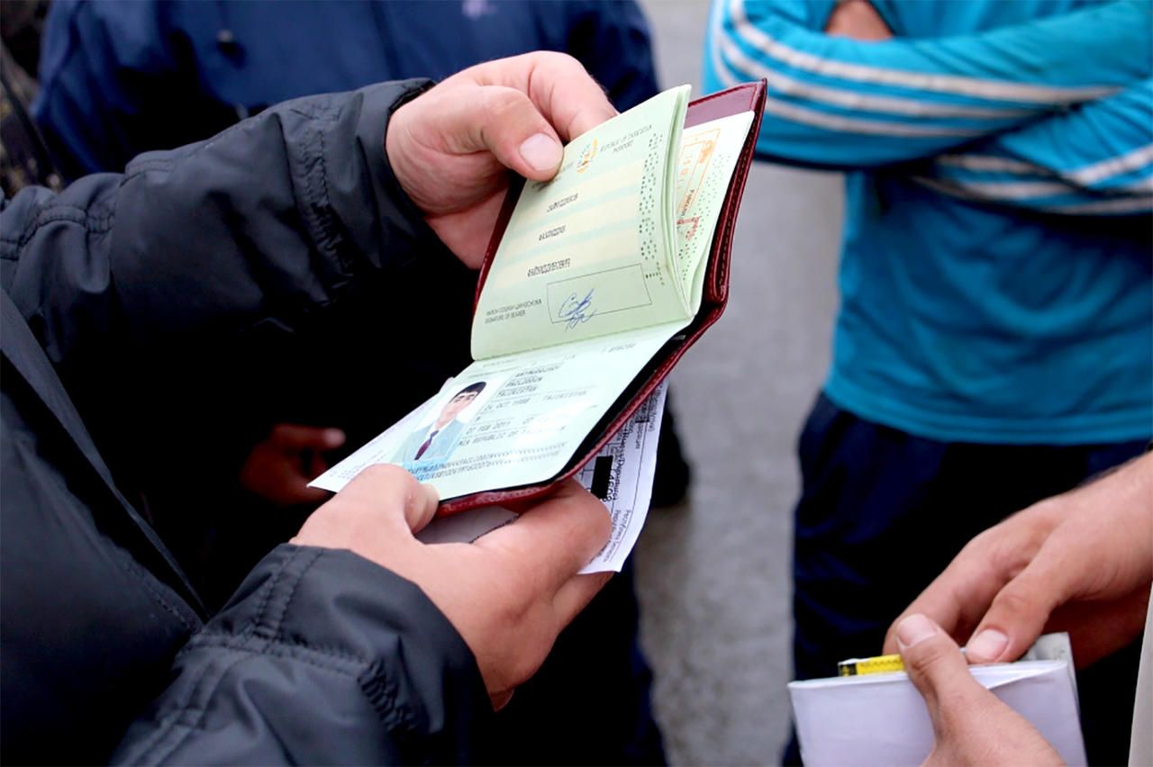 Из России на родину: казахстанских мигрантов стали чаще выдворять из страны