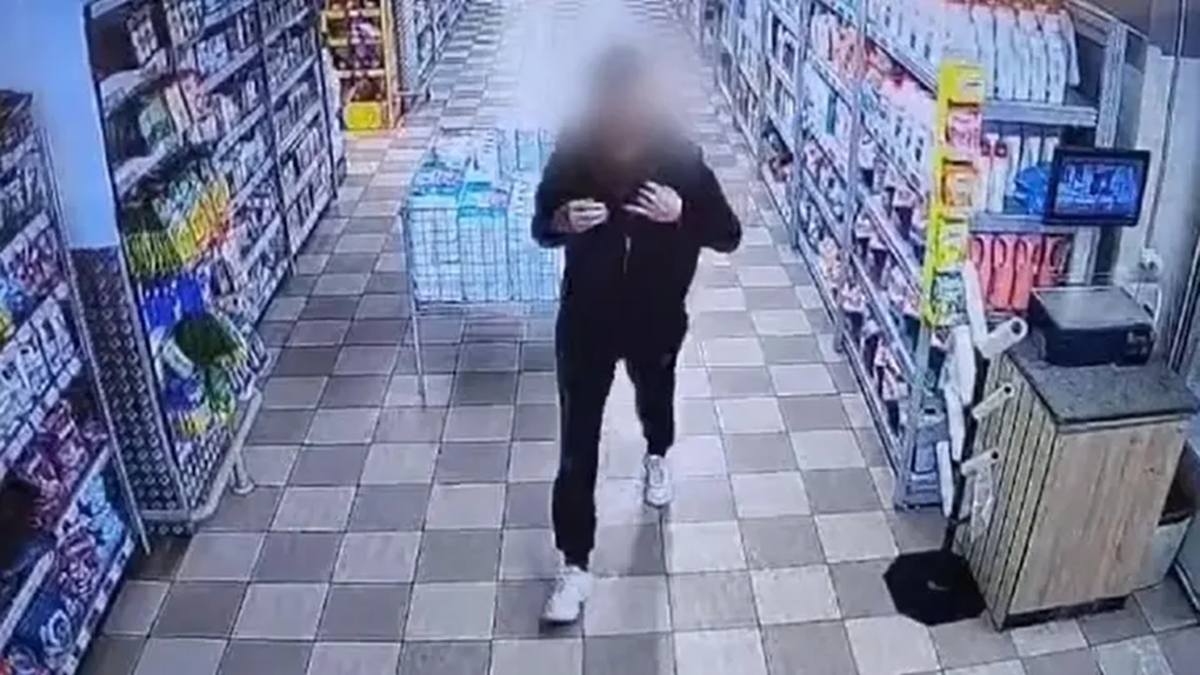 Астанчанин «спрятал» в себе семь украденных бутылок алкоголя