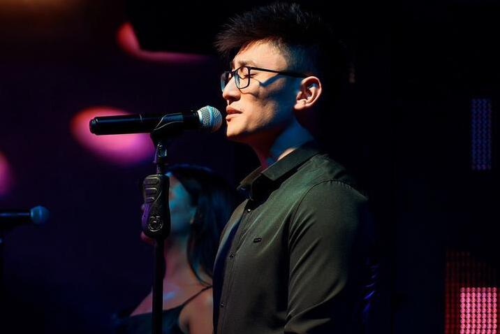 Казахстанский певец Alex Lim победил на "Новой волне - 2025"