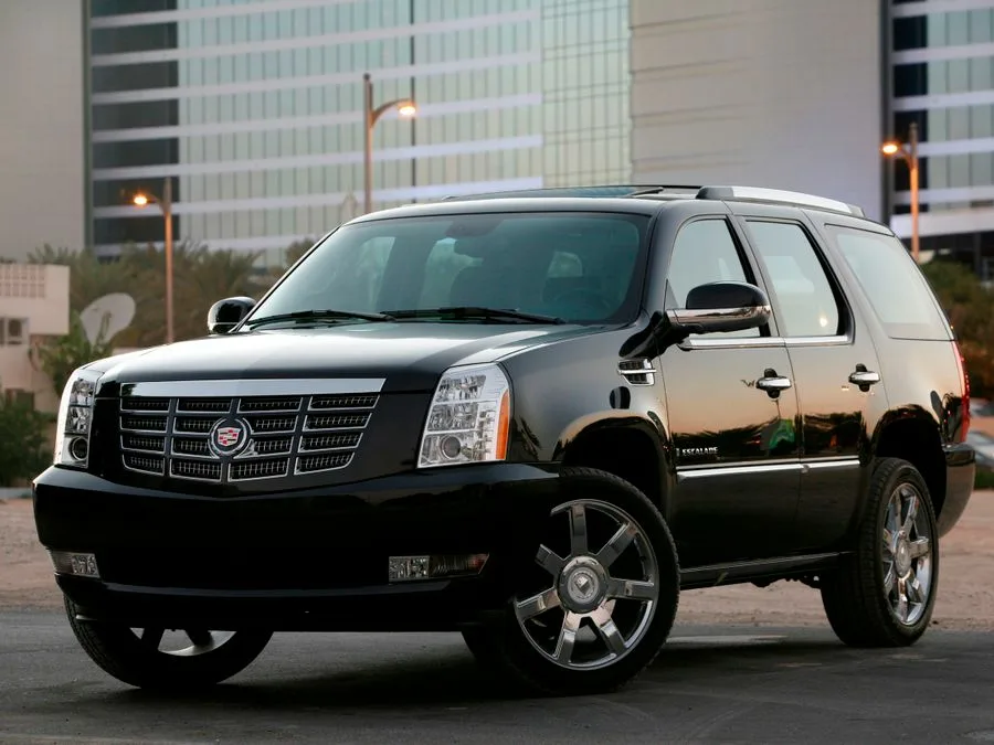 У казахстанца отобрали Cadillac Escalade прямо в ЦОНе, когда он пришёл за красивыми номерами