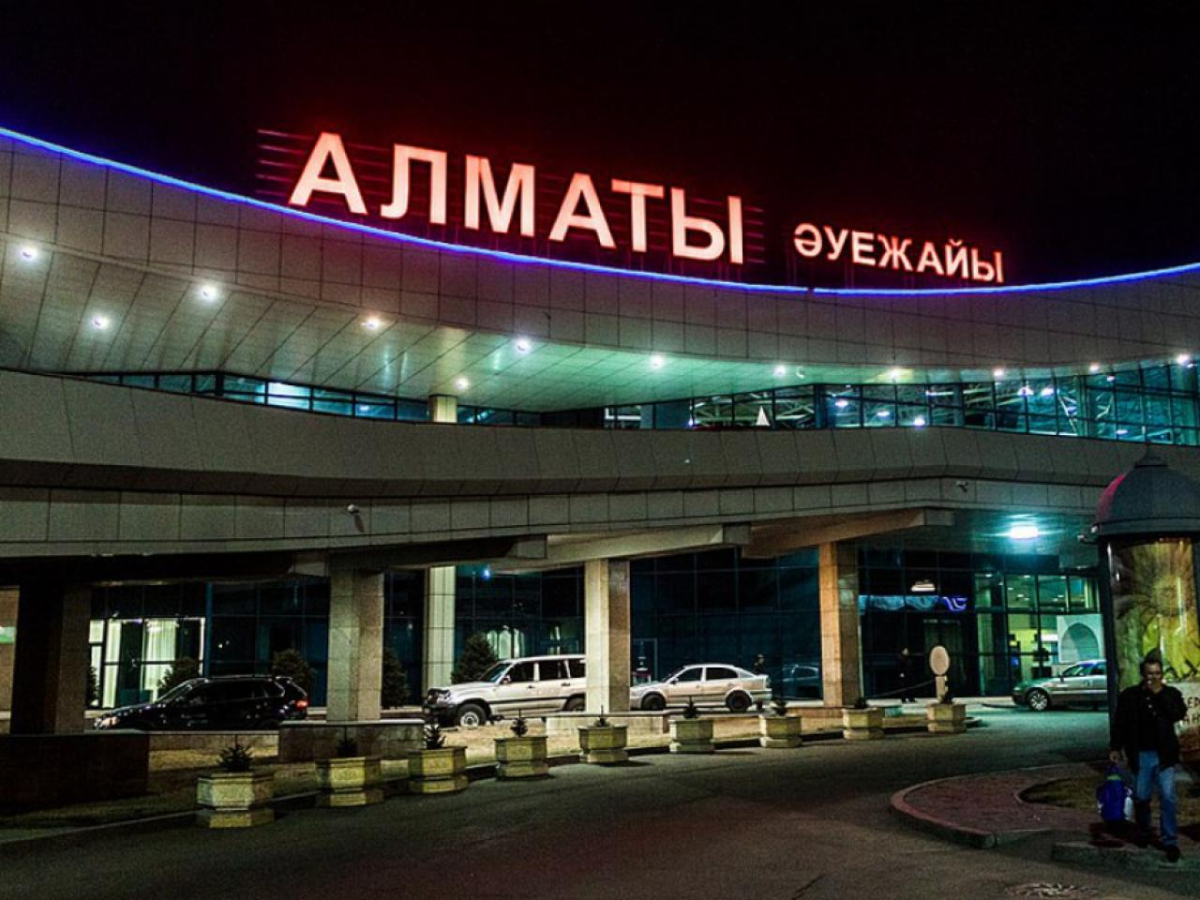 Очередное ЧП в аэропорту Алматы: мужчина закрылся в туалете и пытался покончить с собой