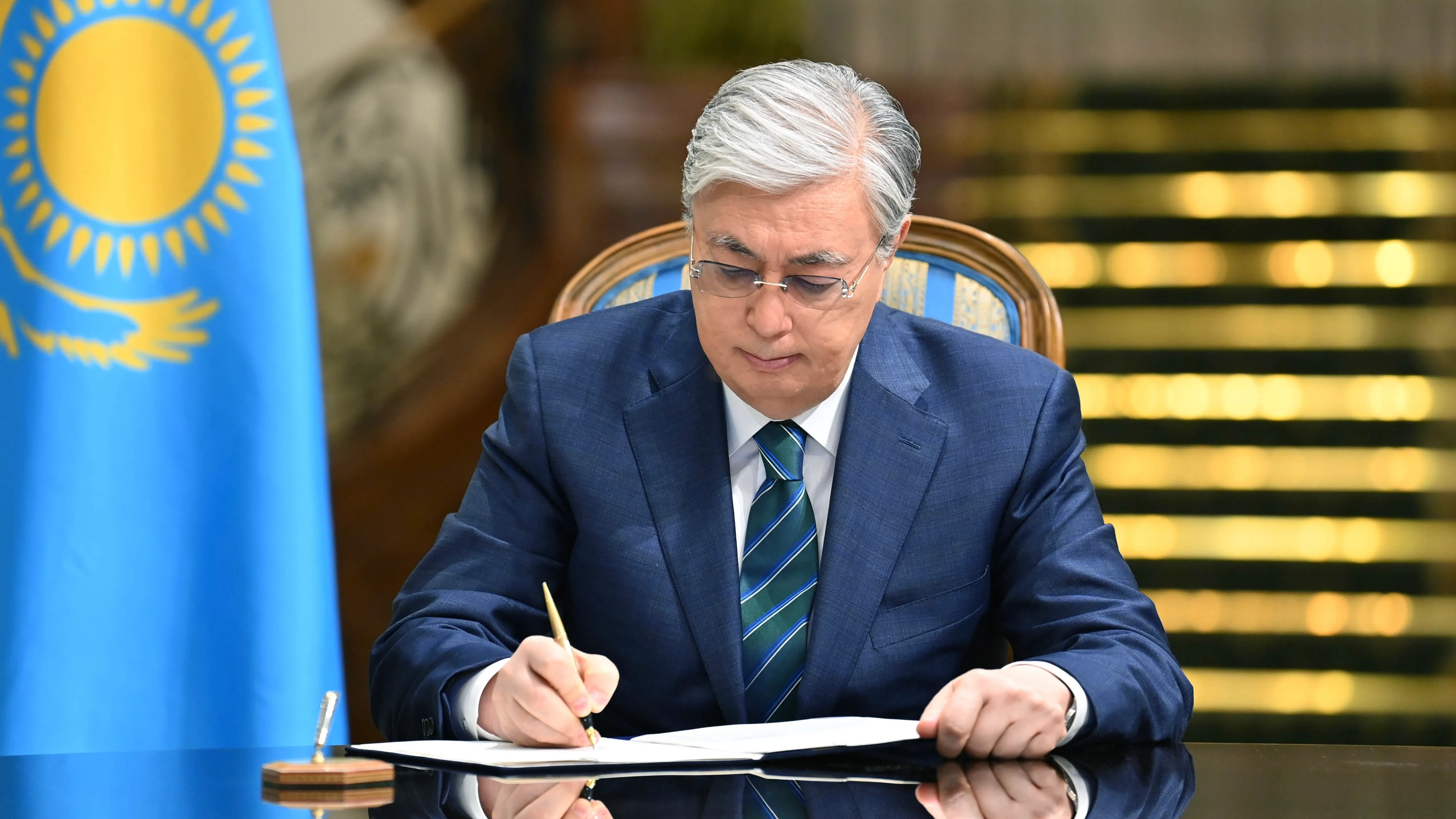Президент Казахстана поздравил граждан с 30-летием Конституции страны