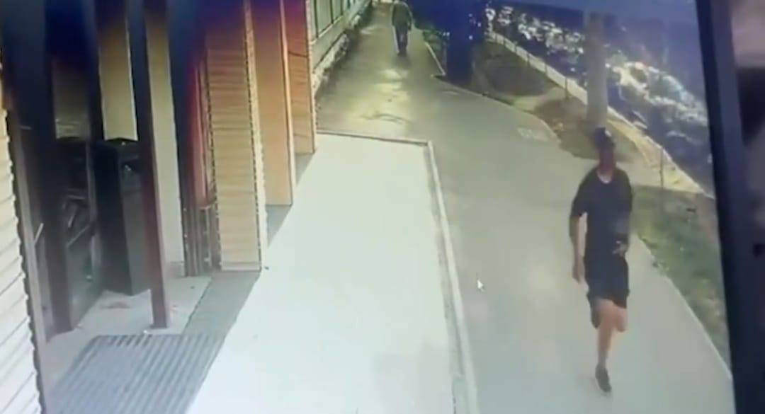 13 миллионов тенге вырвали из рук казахстанца прямо у обменного пункта (видео)