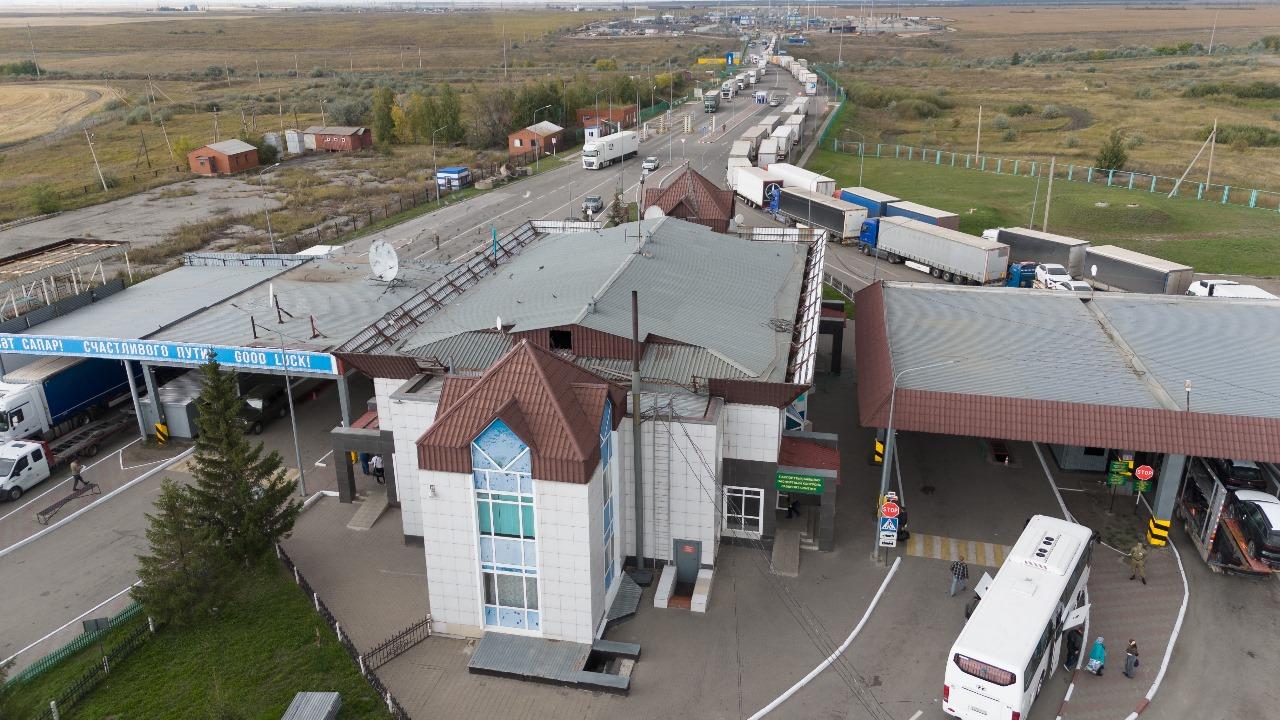 О заторах на границе с Россией сообщили в минтранспорта РК