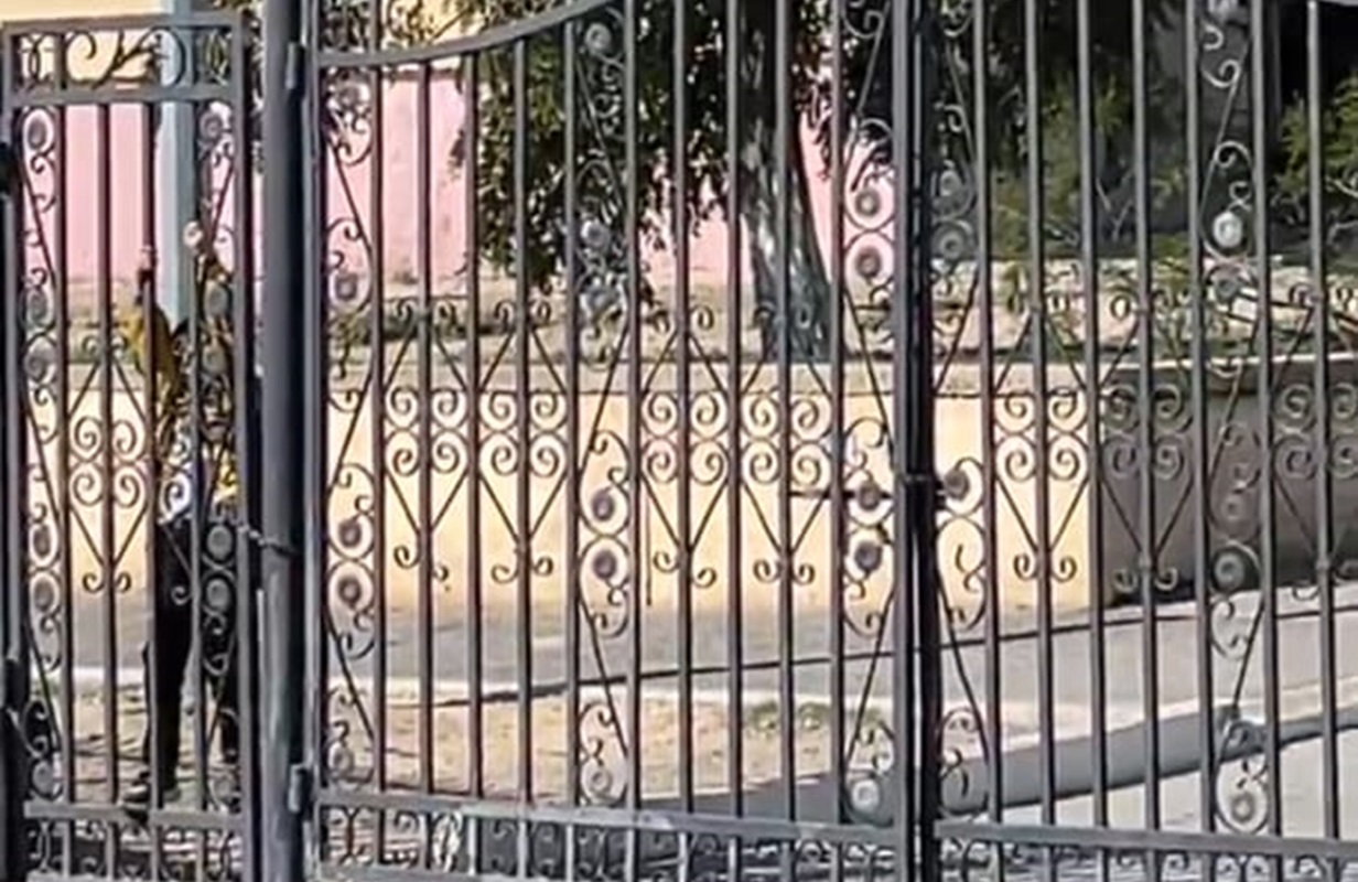 Школьные ворота закрыли «от посторонних» в Актау: вопрос пожарной безопасности остался открытым
