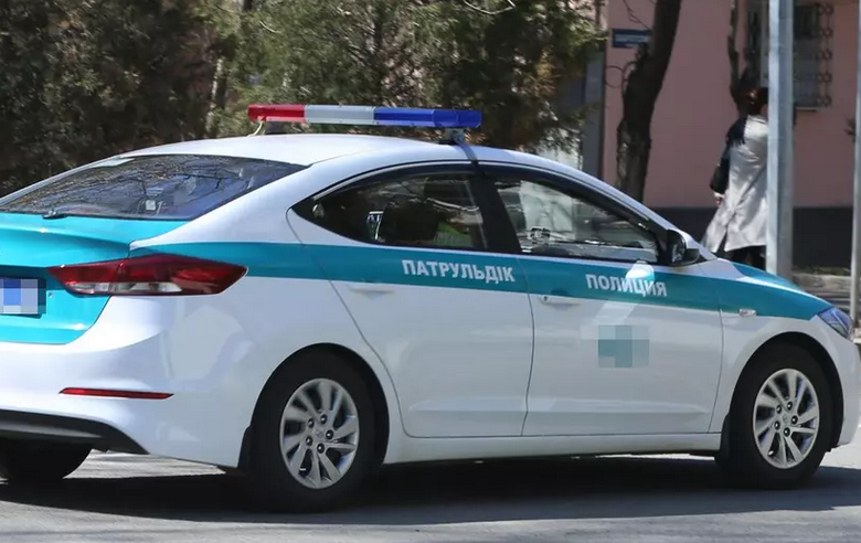В Казахстане сняли на видео мужчину в полицейской форме в невменяемом состоянии