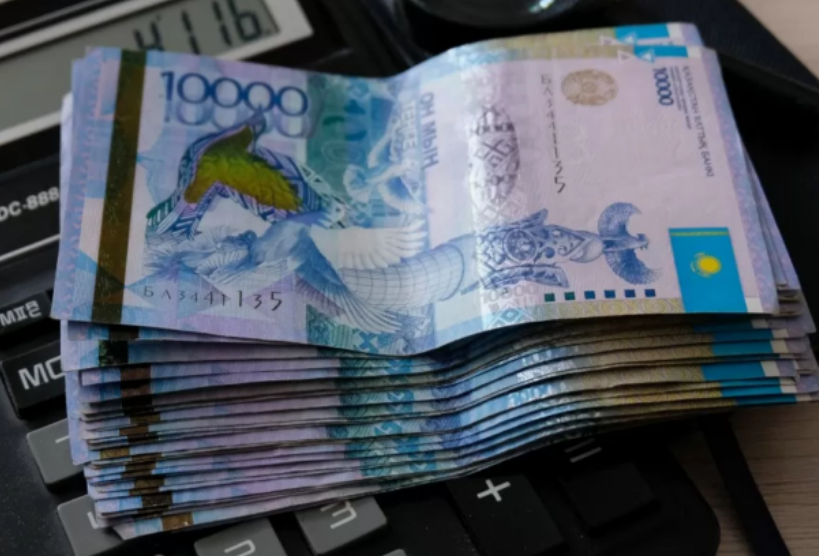 Кто из казахстанцев получит высокие зарплаты перед Новым годом