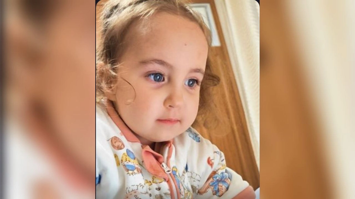 У китайской пары родилась голубоглазая девочка со светлыми волосами