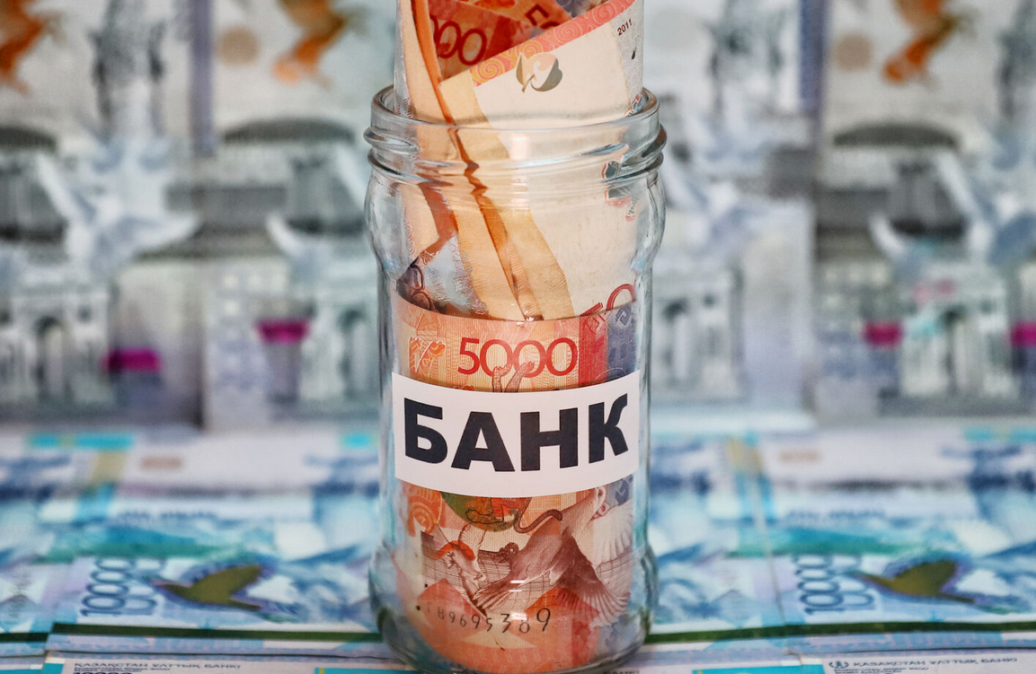 Почему казахстанцы массово блокируют свои деньги в банках