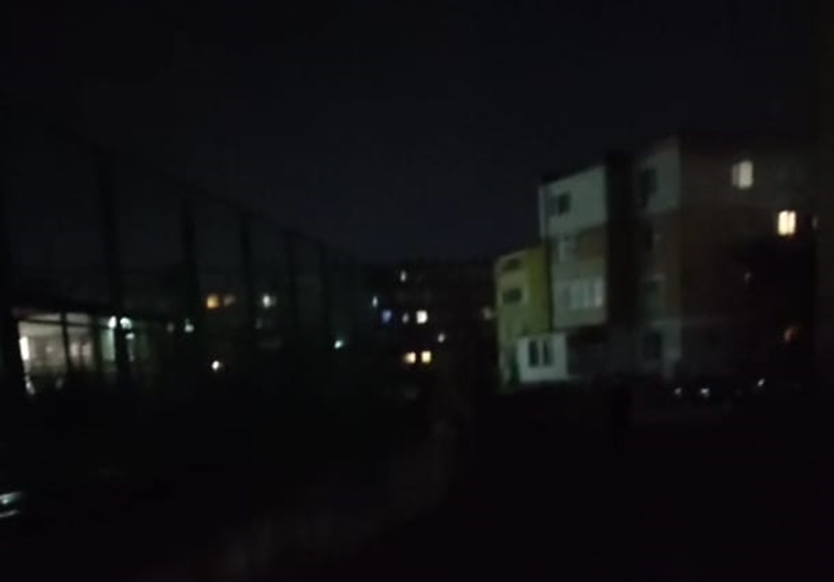 Темно и опасно: путь к школе в Актау пугает родителей и детей