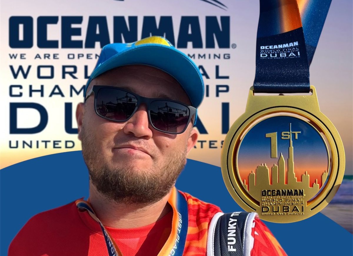 Пловец из Мангистау проплыл 10 км одной рукой и стал чемпионом мира