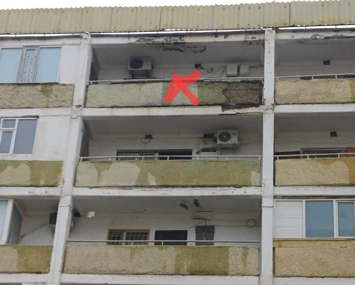 В Актау жители многоэтажки пожаловались на опасность обрушения стен
