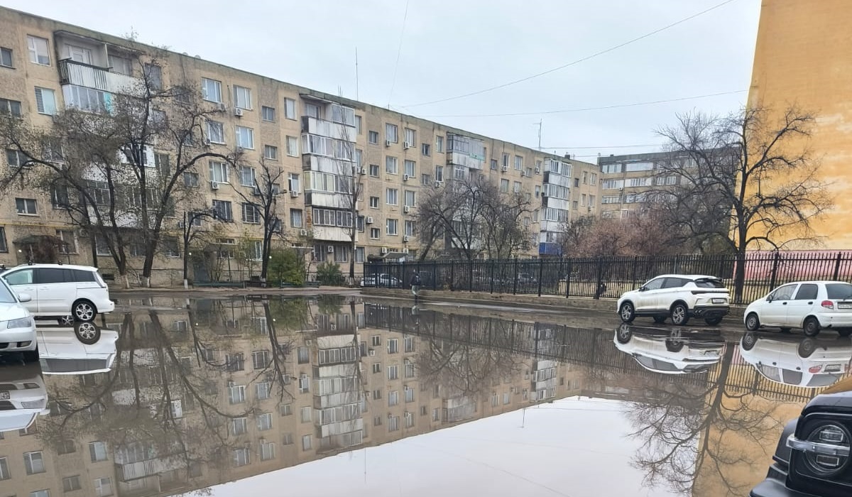 Жители Актау жалуются на скопление воды у фундаментов домов