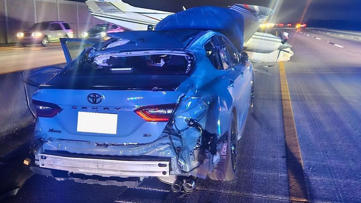 Самолёт приземлился на крышу Toyota Camry в США (видео)