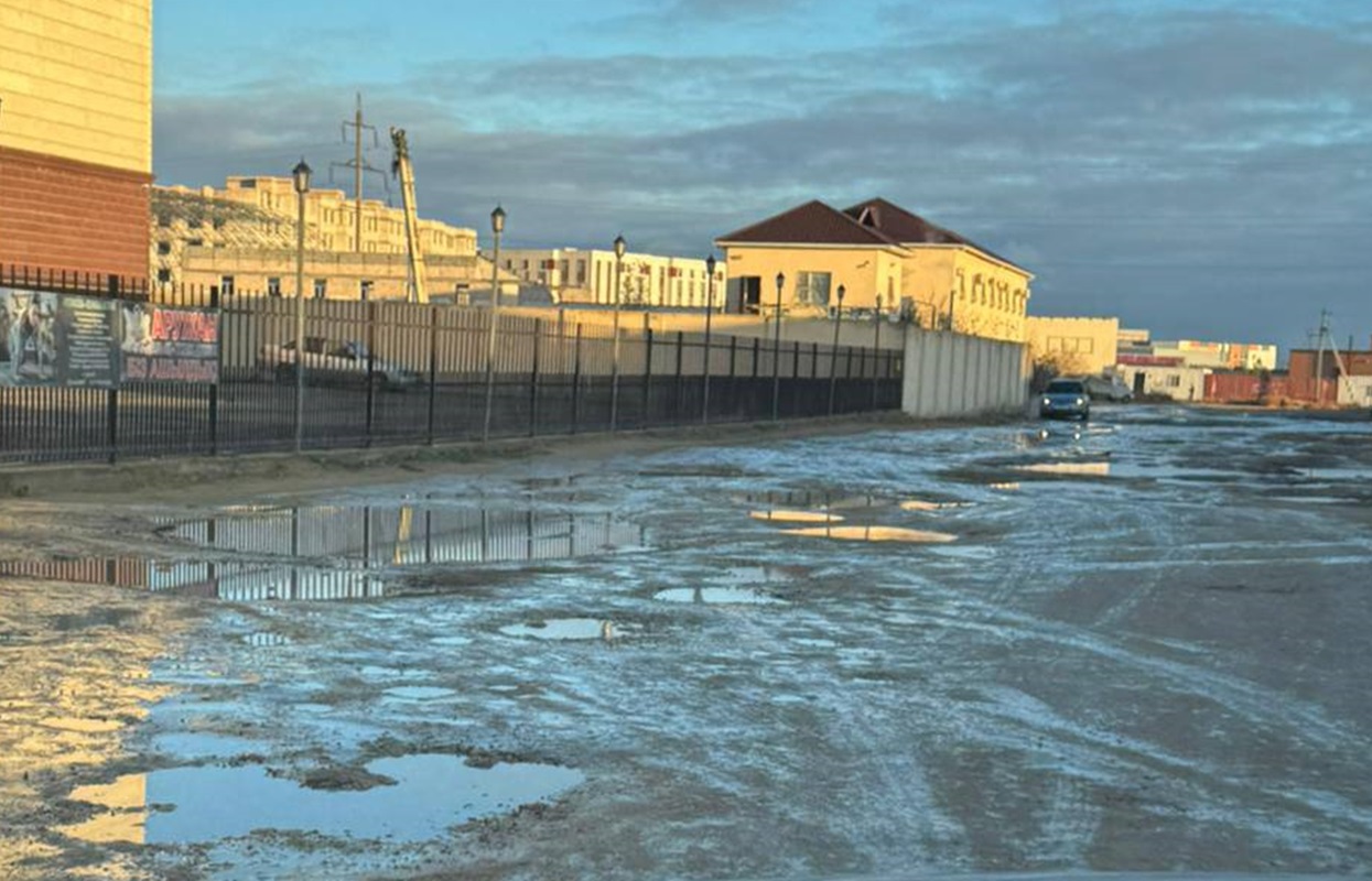 По колено в грязи: жители одного из микрорайонов Актау жалуются на отсутствие дорог