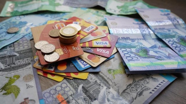 Проценты за хранение денег на карте хотят вернуть в Казахстане