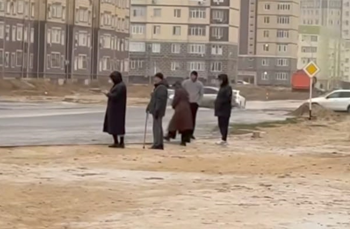 Под дождём и ветром: жители Актау требуют установить автобусную остановку