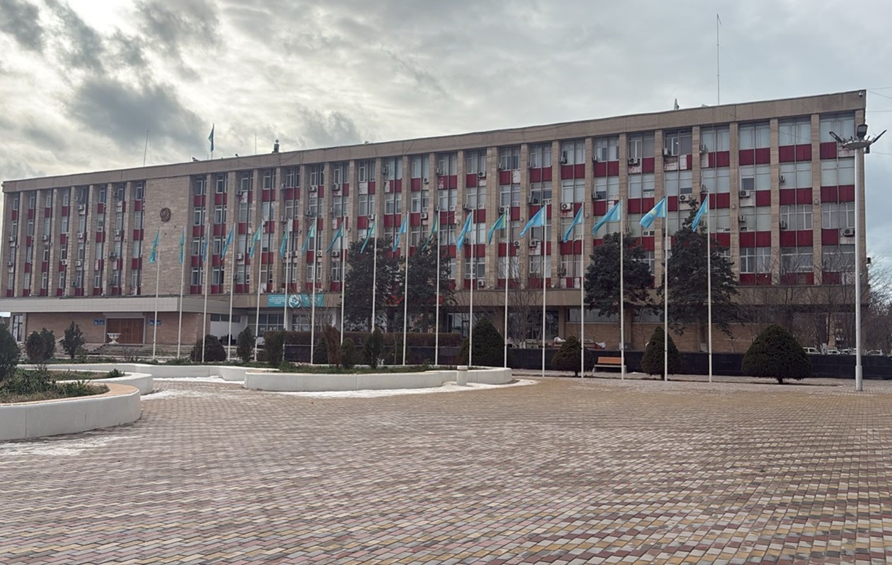Флаги не приспущены: в акимате Актау объяснили ситуацию у здания
