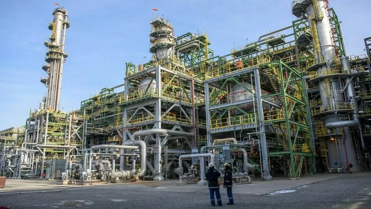 Нефть дрогнула, тенге напрягся: как снижение добычи на Тенгизе ударит по национальной валюте