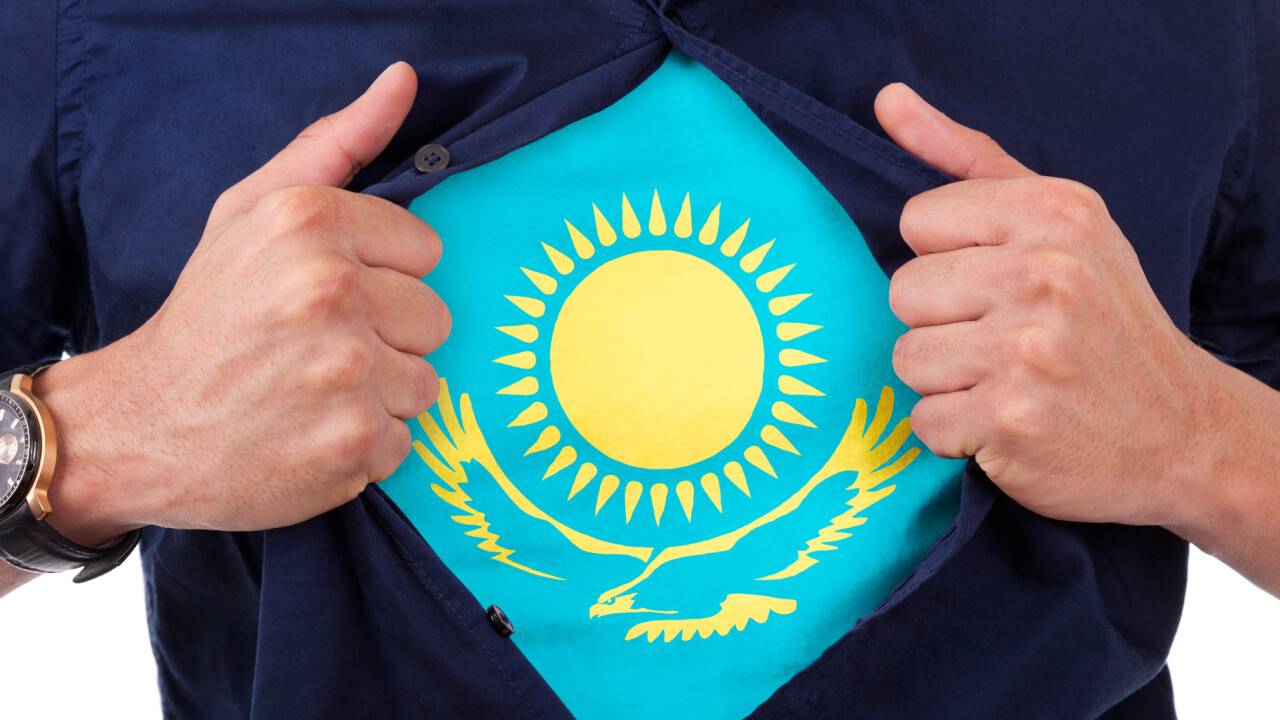 Минкультуры объяснило, что действительно можно делать с флагом Казахстана