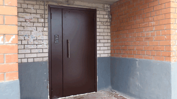Дверь в подъезд отправила казахстанца в реанимацию