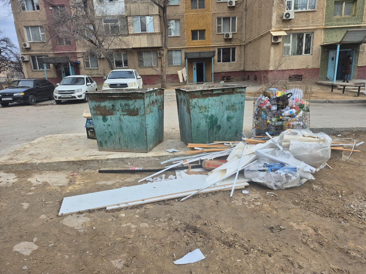 Жители Актау возмущены сносом ограждений вокруг мусорных контейнеров