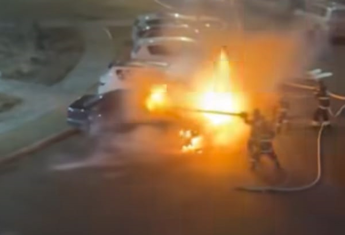 Mercedes-Benz загорелся ночью в Актау (видео)
