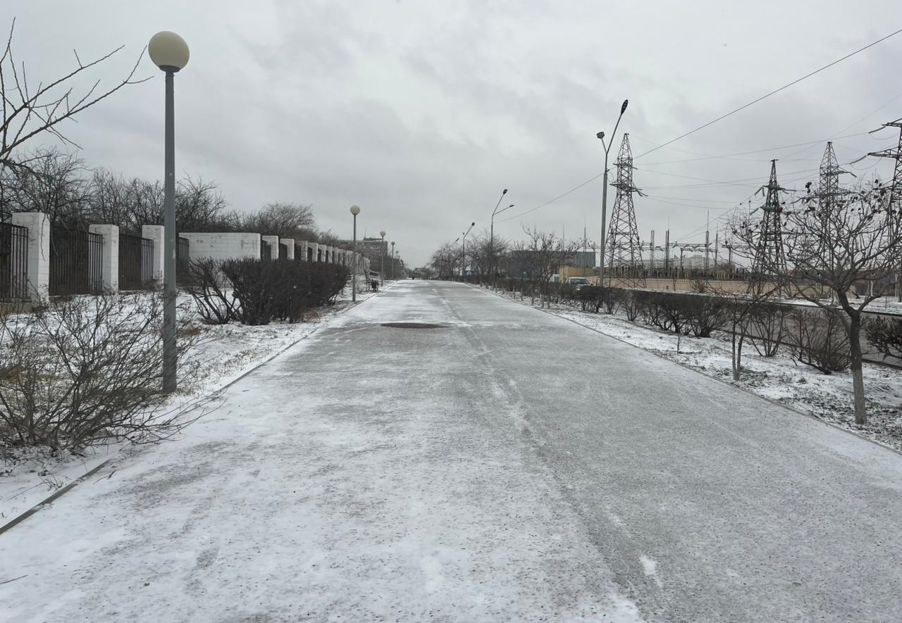 Первый в новом году снег выпал в Актау: коммунальные службы усилили работу на дорогах
