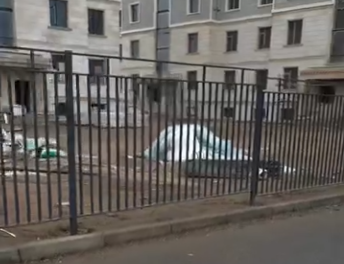 «Пройти невозможно»: в Актау забор нового жилого комплекса перекрыл пешеходную дорожку