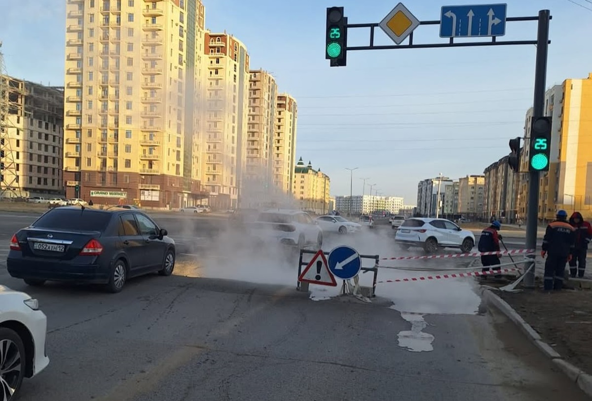 В Актау между двумя микрорайонами временно закрыли участок дороги