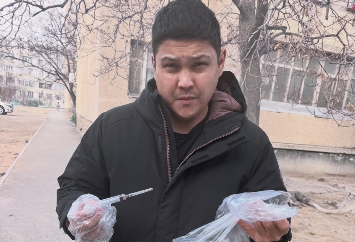 В Актау рядом с детской площадкой нашли использованные шприцы, возможно, инфицированные ВИЧ. Дополнено
