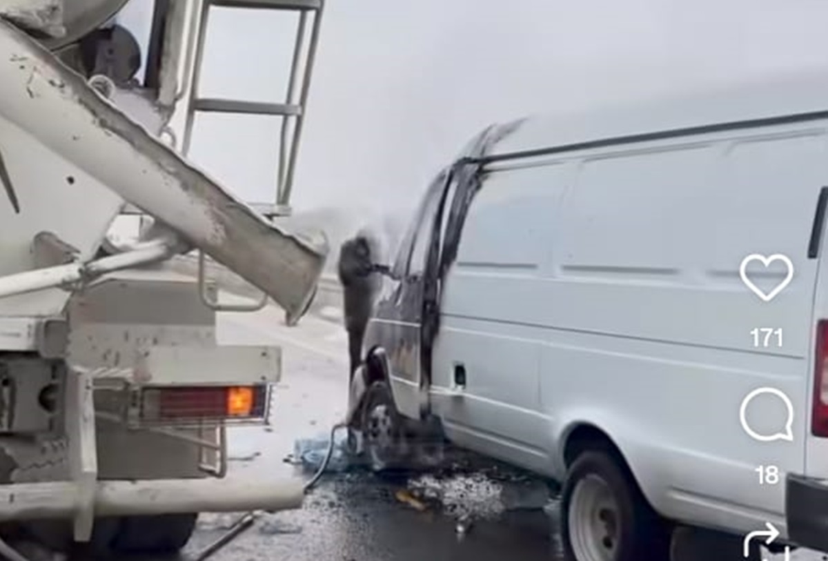В Мангистау водитель бетономешалки помог потушить горящую «ГАЗель»