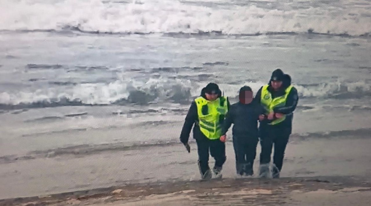 В Актау полицейские вытащили подростка из ледяной воды