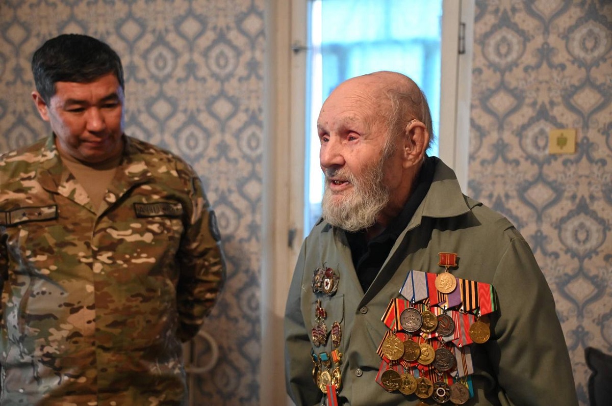 В Актау поздравили с 99-летием ветерана Великой Отечественной войны