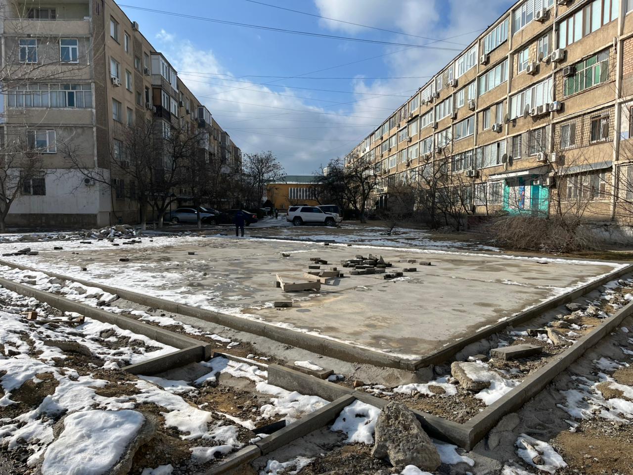 Жители Актау возмущены темпами ремонта детских и спортивных площадок