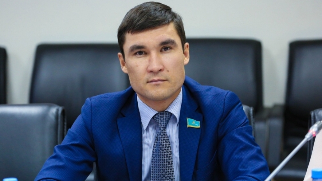 Олимпийский чемпион Серик Сапиев подрался со своим заместителем (видео)