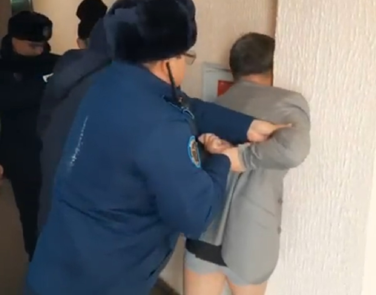 Задержание мужчины в пиджаке и трусах попало на ВИДЕО в Актау