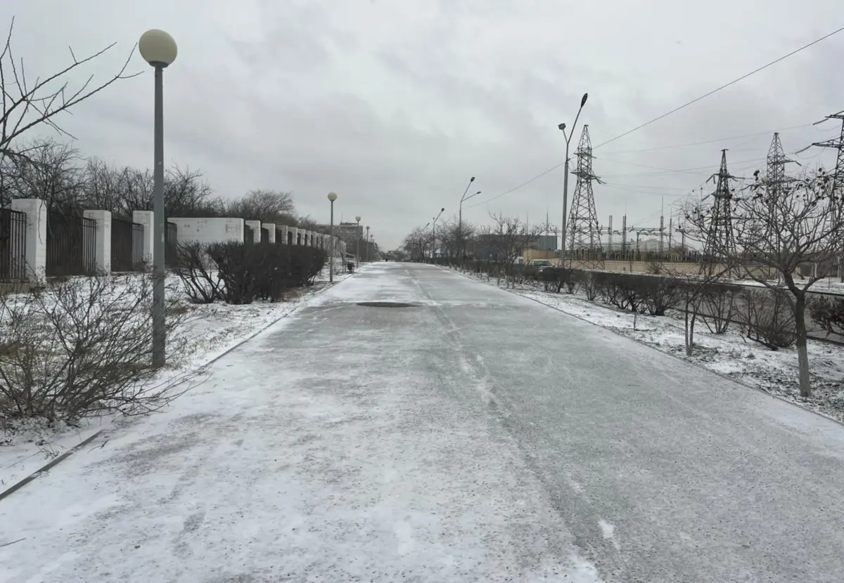 В Актау из-за выпавшего снега на дороги вывели почти сотню рабочих и спецтехнику