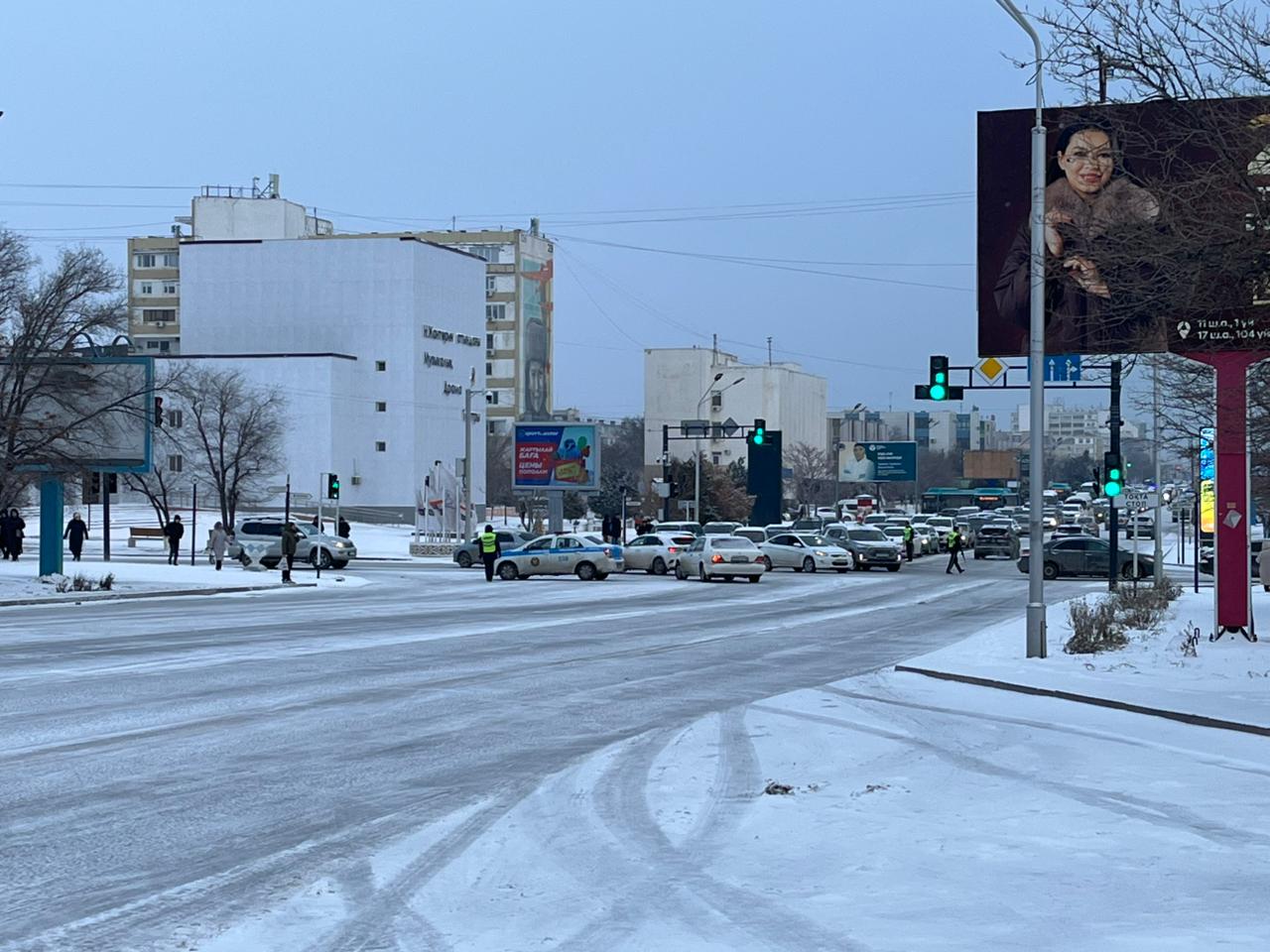 В Актау из-за гололёда перекрыли дорогу между двумя микрорайонами