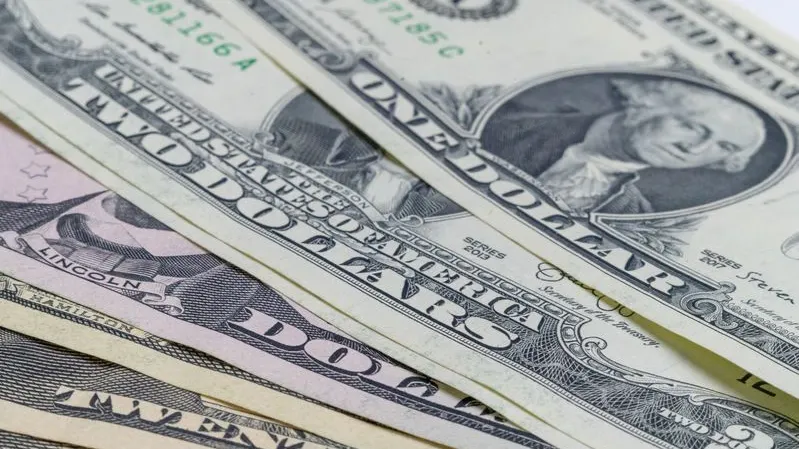 Доллар на распродаже: казахстанцы смели «дешёвую» валюту на 322 миллиарда