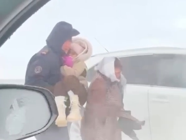 В Мангистау автомобиль с женщиной и детьми попал в снежный занос