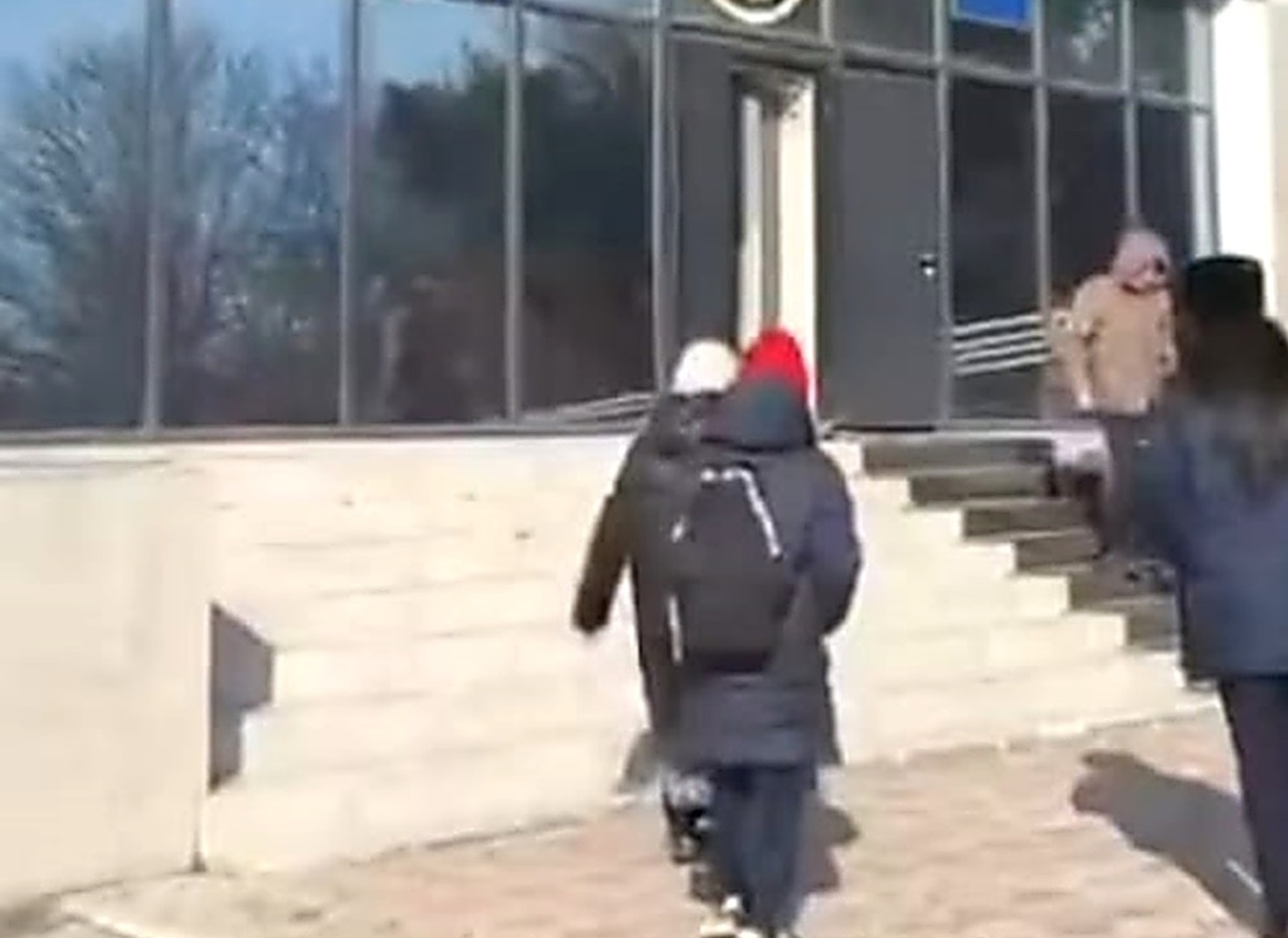 Избил девочку в ТЦ: мать оскандалившегося школьника из Актау привлекли к ответственности