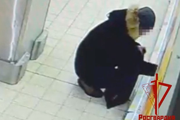 Россиянин вынес в штанах 20 пачек сливочного масла из магазина (видео)
