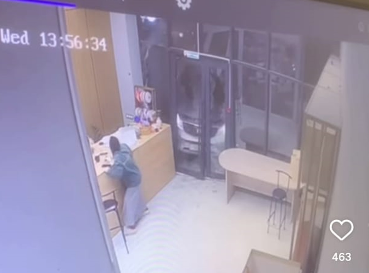 Автомобиль врезался в цветочный магазин из-за гололёда в Актау
