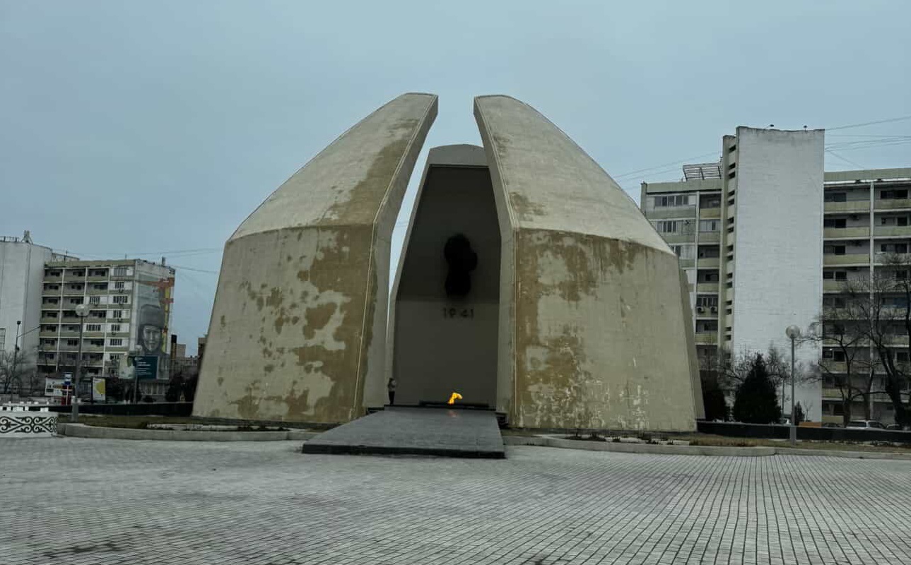 Мемориал «Вечный огонь» в Актау покрылся пятнами: в акимате объяснили причину