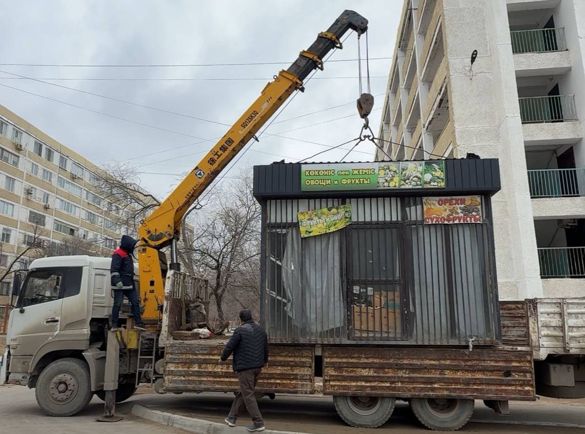 В Актау демонтировали незаконно установленный киоск
