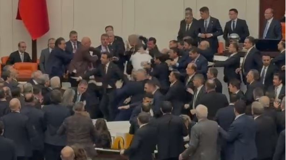 Конфликт на трибуне: в турецком парламенте произошла массовая драка